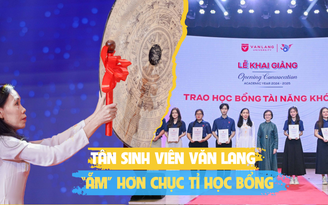 Lễ khai giảng giàu cảm xúc, Trường ĐH Văn Lang trao học bổng hơn 11 tỉ đồng cho tân sinh viên