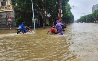 Nhiều tuyến đường ở TP.Hà Tĩnh ngập sâu do mưa lớn