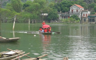 Tứ bề mênh mông nước lũ, cả thôn xóm chèo thuyền đưa trẻ đến trường