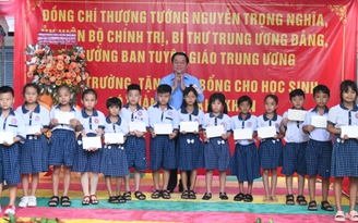 Trưởng ban Tuyên giáo T.Ư Nguyễn Trọng Nghĩa trao học bổng học sinh nghèo Tiền Giang