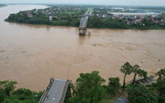 Hiện trường vụ sập cầu Phong Châu khiến 10 ô tô rơi xuống sông