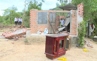 Gió lốc gây sập nhà, 3 người trong gia đình bị thương