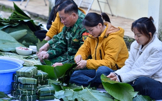 Bộ đội biên phòng mổ lợn, gói 300 bánh chưng tặng dân bản