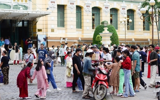 'Biển người' chật kín ở trung tâm TP.HCM vui chơi Tết Dương lịch 2025