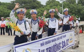 Đoàn công tác Vùng 2 Hải quân khởi hành đi thăm, chúc tết nhà giàn DK1