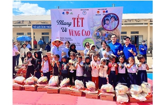 Mang tết về với trẻ em vùng cao