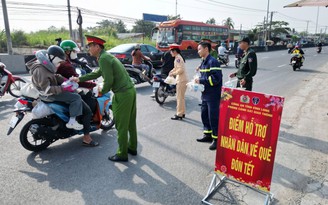 Trên đường về quê đón tết, người dân bất ngờ được nhận sữa, nước suối từ CSGT