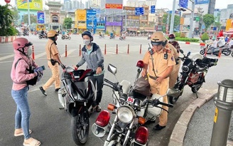 Đi xe máy lên vỉa hè, trường hợp nào không bị phạt tiền?