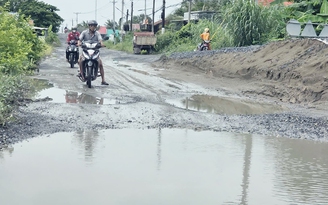 Người dân khổ sở vì đường thi công ì ạch