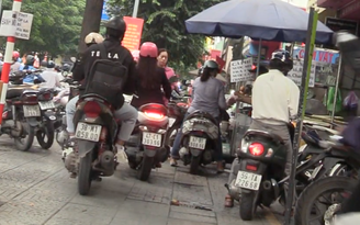 30 phút, gần 400 xe máy đi trên vỉa hè Võ Thị Sáu bị CSGT phạt nguội