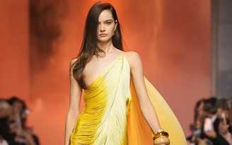 Tông vàng mặt trời khuấy động mùa thu, khiến nàng đẹp rực rỡ, trẻ trung