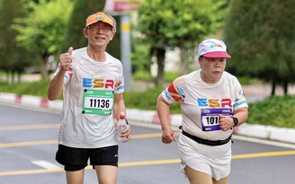 Vợ chồng U.70 trở thành runner nhờ... mê xem livestream chạy bộ