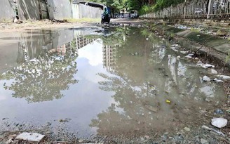 Đường vào khu dân cư hỏng nặng