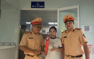 Phụ nữ đi nộp phạt giao thông ngày 20.10 bất ngờ được CSGT tặng hoa