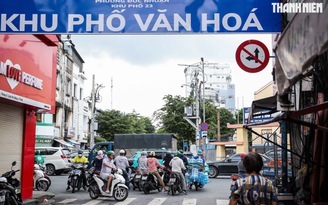 Biển báo 'núp lùm' ở TP.HCM: Người đi đường dễ vi phạm dù không cố ý