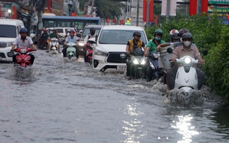 Triều cường dâng cao, đường TP.HCM ngập sâu: Người dân bì bõm về nhà