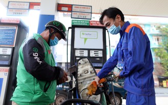 Giá xăng dầu hôm nay 23.10.2025: Bật tăng hơn 4%, trong nước khó giảm?