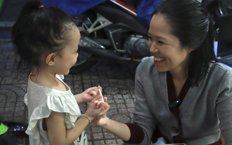 Giữa đêm ở TP.HCM, mẹ đơn thân mưu sinh bên bếp than nuôi con bại não