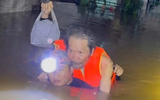 Đêm không ngủ ở Huế giữa cơn lũ lịch sử: 'Huế ơi, đừng mưa nữa!'