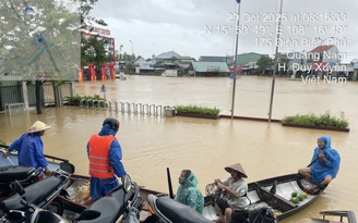 Khi người thợ điện đồng hành cùng người dân vùng lũ