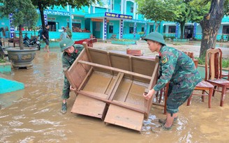 Đà Nẵng: Nước rút đến đâu, bộ đội có mặt giúp dân dọn dẹp sau lũ đến đó