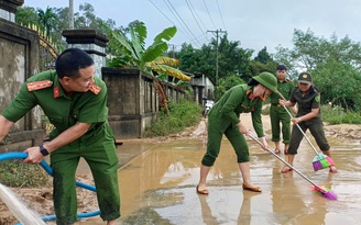 Công an đến Huế tiếp sức người dân dọn bùn sau lũ lịch sử