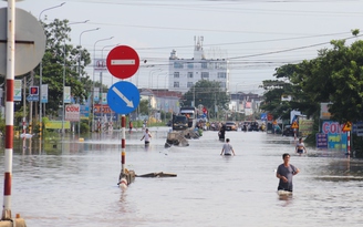 Nước lũ tràn về, hàng trăm nhà dân ngập lụt, QL1 tê liệt nhiều giờ