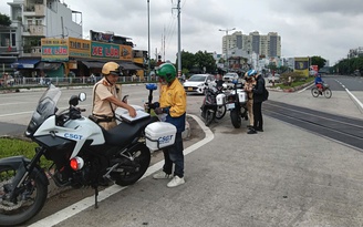 Tra cứu danh sách 83 xe máy đi vào đường cấm bị CSGT Hàng Xanh phạt nguội