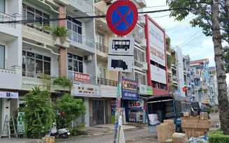 Đậu xe trước cư xá, chung cư dù có biển cấm