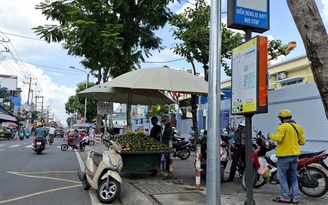 Bát nháo nạn lấn chiếm vỉa hè, lòng đường, điểm dừng xe buýt