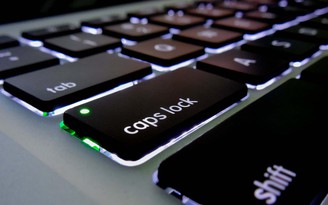 Tại sao Microsoft vẫn giữ phím Caps Lock dù đã lỗi thời?