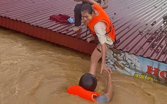 Thuyền du lịch chùa Hương cứu người mắc kẹt ở vùng lũ Thái Nguyên