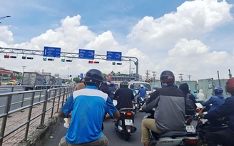 Ùn tắc ở các giao lộ trên đường Trường Chinh