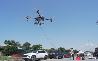 Drone xuyên lũ mang thuốc cứu bé 4 tháng tuổi sốt cao, co giật tại Thái Nguyên