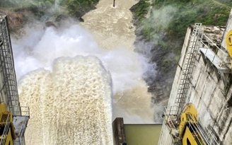 Quảng Ngãi lũ chồng lũ, cảnh báo nguy cơ tiếp tục sạt lở