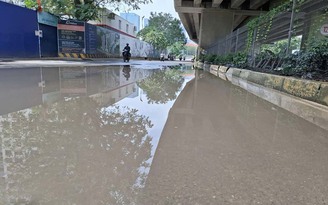 Đường lòng chảo ngập nước, đi lại khó khăn