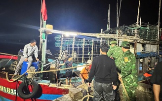 Quảng Trị: Cứu 7 thuyền viên bị chìm tàu trên biển
