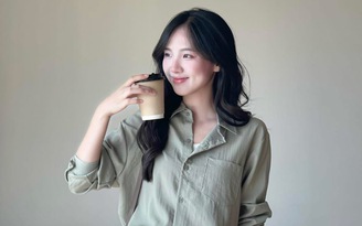 Vải đũi trở lại với áo sơ mi, váy... đúng chất 'mộc mà sang'