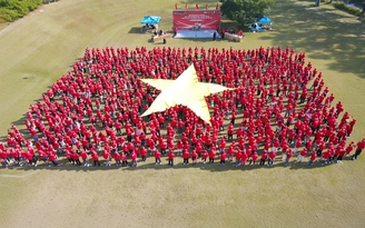 Xác lập kỷ lục 1.000 người Việt ở Nhật xếp hình lá cờ Tổ quốc