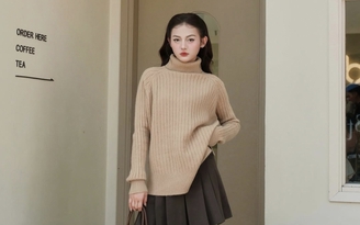 Mảnh ghép cho mùa đông ấm áp là bản phối với áo len cổ lọ