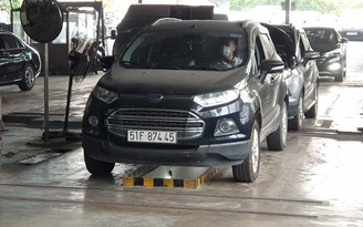 Ô tô hỏng đèn soi biển số có 'đậu' đăng kiểm?