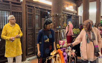 Nhiều nghệ nhân quốc tế tham quan làng nghề dệt lụa Vạn Phúc