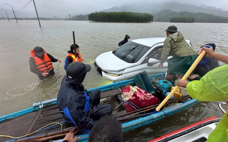 Thót tim ô tô bị nước lũ cuốn, lực lượng cứu hộ giải cứu tài xế