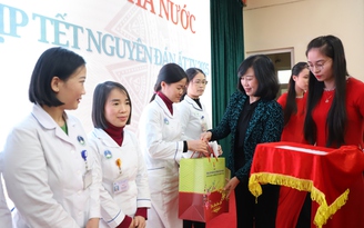 Nhiều lao động ngành y được nhận từ 1 - 2 triệu đồng dịp tết 2026