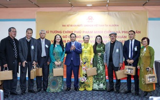 Thủ tướng Phạm Minh Chính gặp cộng đồng người Việt tại Algeria