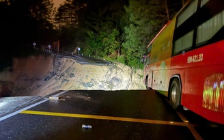 Sạt lở lại xé toạc đèo Mimosa, xe cộ không thể lưu thông