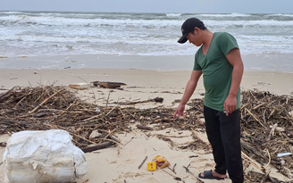 Phát hiện nhiều túi nghi ma túy khi đi nhặt củi dọc bờ biển
