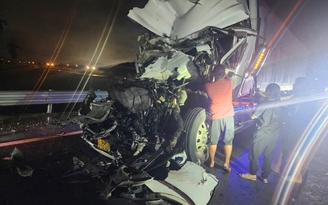 Cao tốc Hòa Liên - Túy Loan: 2 xe đầu kéo va chạm, tài xế mắc kẹt