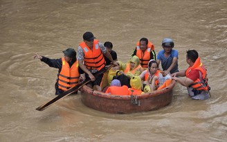 Bằng mọi giá phải tiếp cận cứu dân rốn ngập lụt Khánh Hòa trong đêm