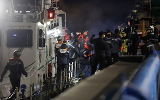 Phà Hàn Quốc chở 267 người mắc cạn vì người lái mải xem điện thoại